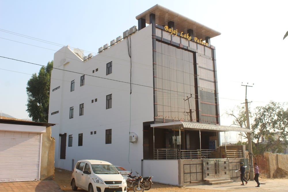 undefined Bajaj Lake Palace 3