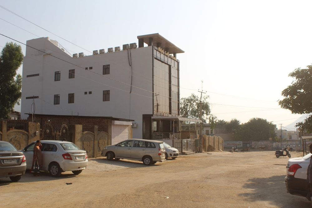 undefined Bajaj Lake Palace 2