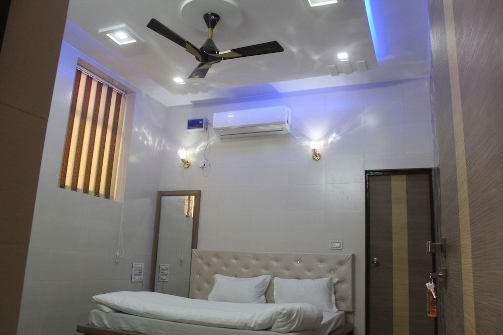 Bajaj Lake Palace Family Room, Non Smoking 7