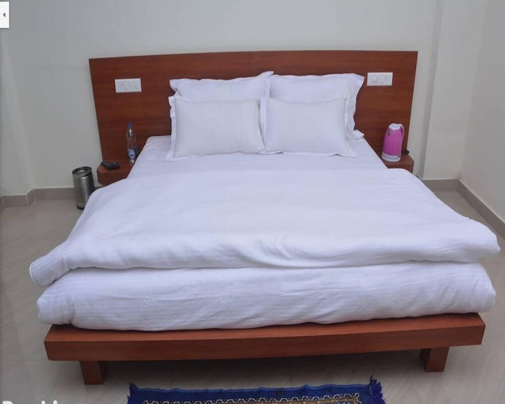 Corbett Mist Resorts Deluxe Room 4