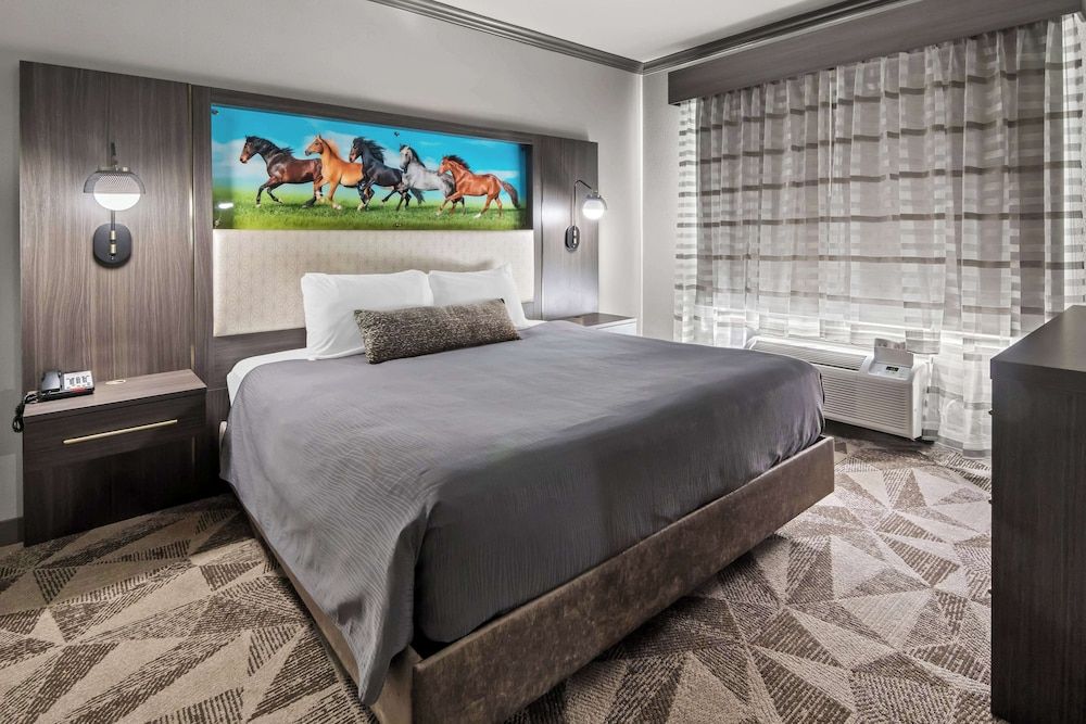 Family Suite, Multiple Beds, Non Smoking, Refrigerator & Microwave (Larger Room)