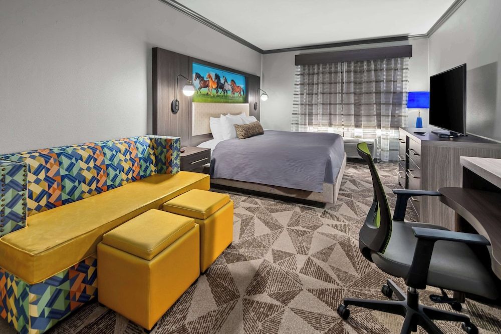 Suite, 1 King Bed, Non Smoking (with Sofabed)