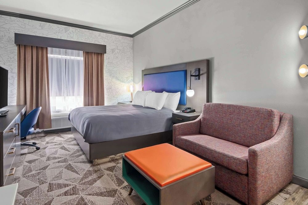 Suite, 1 King Bed, Non Smoking, Kitchenette (Dining Table;with Sofabed)