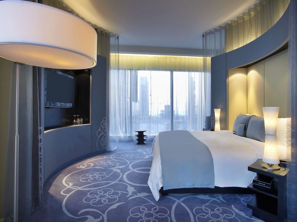 W Doha Deluxe Room, 1 King Bed, City View 2
