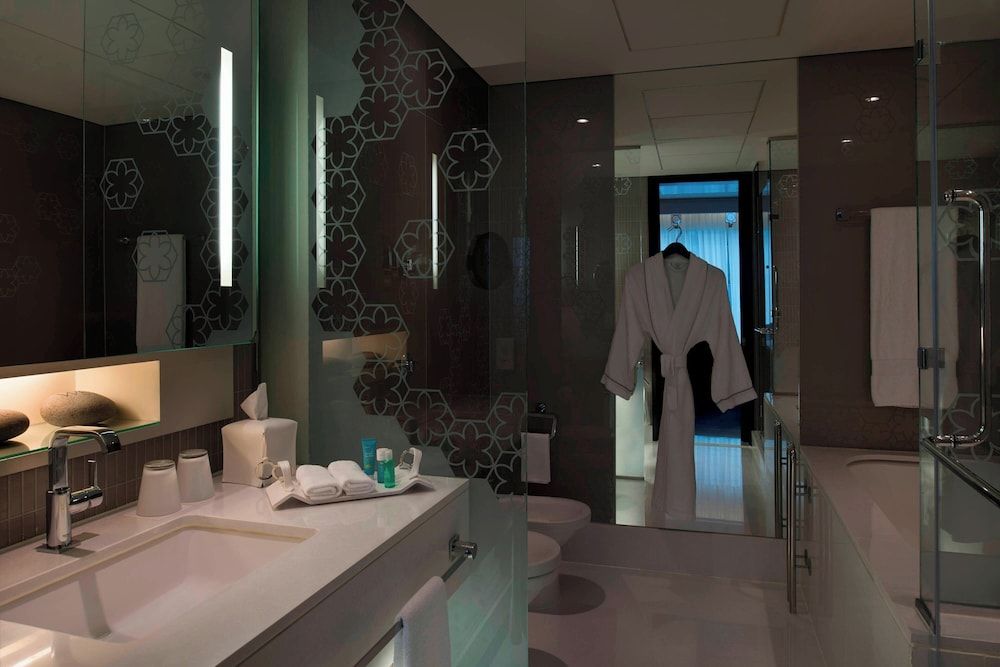 W Doha Deluxe Room, 1 King Bed, City View 5