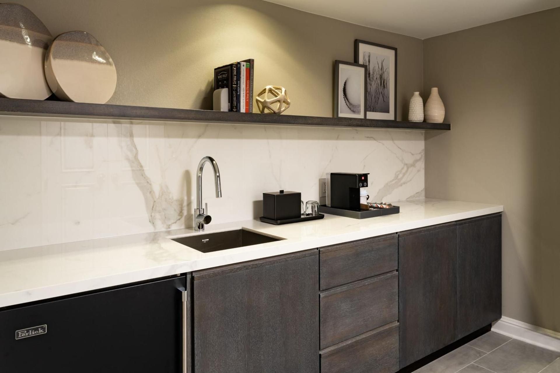 Wetbar Executive King Suite with Sofa Bed/Lakefront/Roll-In Shower - Mobility/Hearing Accessible