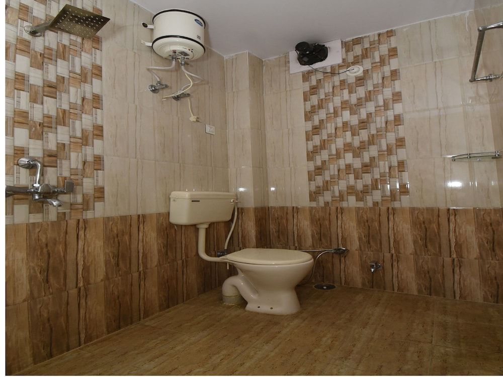 OYO 38412 Kavya International Double or Twin Room 5