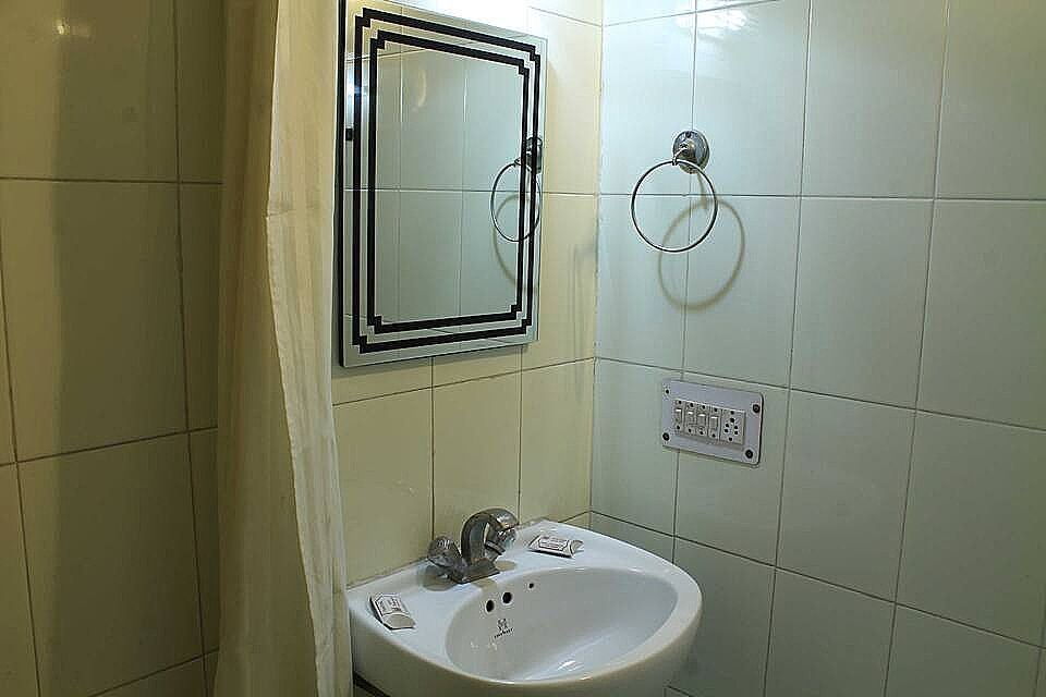 1025
