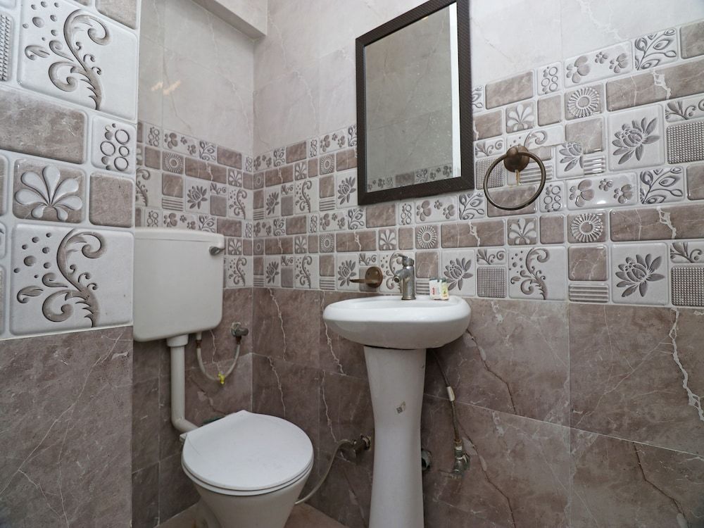 OYO 27921 Hotel Shalimar Double or Twin Room 15