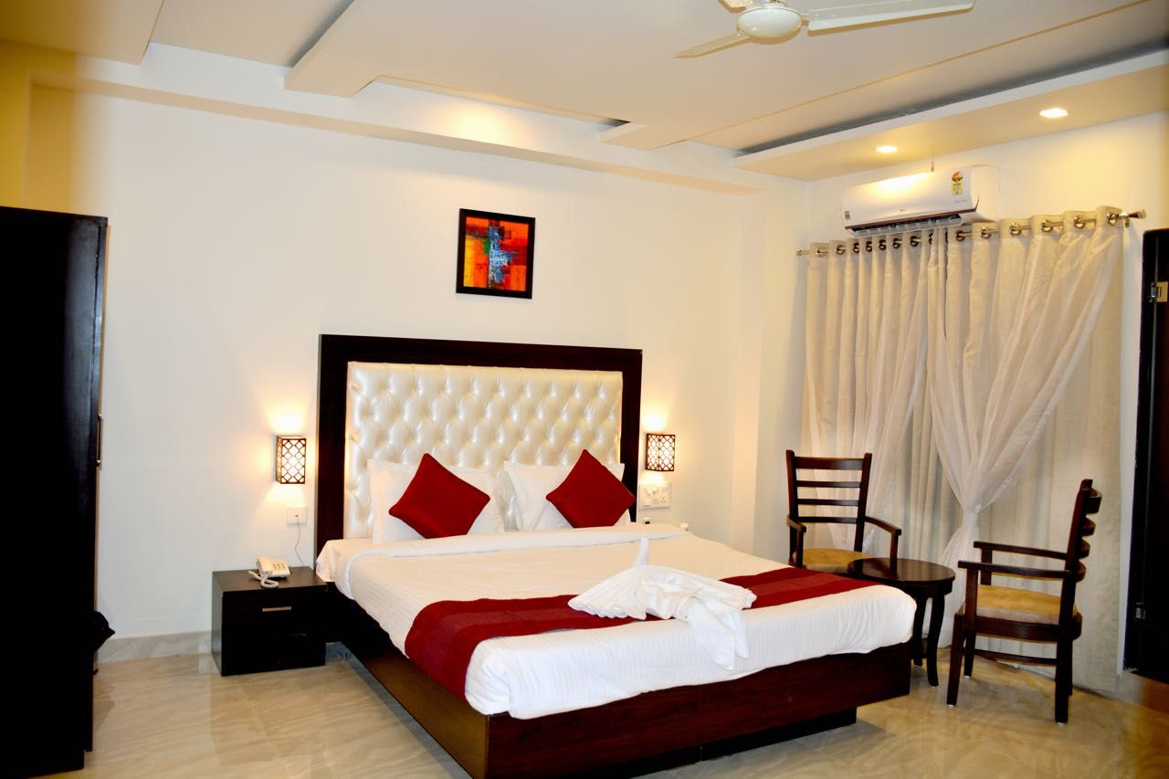 EXECUTIVE ROOM