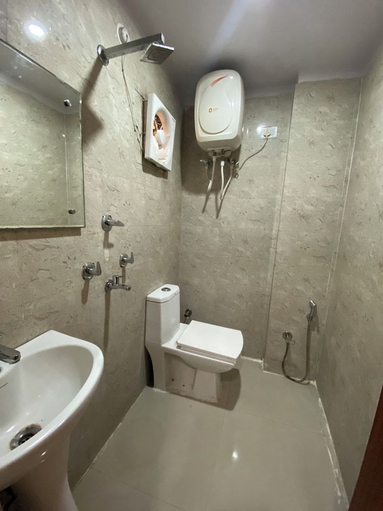 Capital O 8306 Kamat Inn Deluxe Double or Twin Room 3