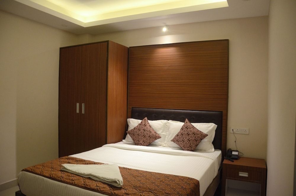 Capital O 8306 Kamat Inn Deluxe Double or Twin Room 2