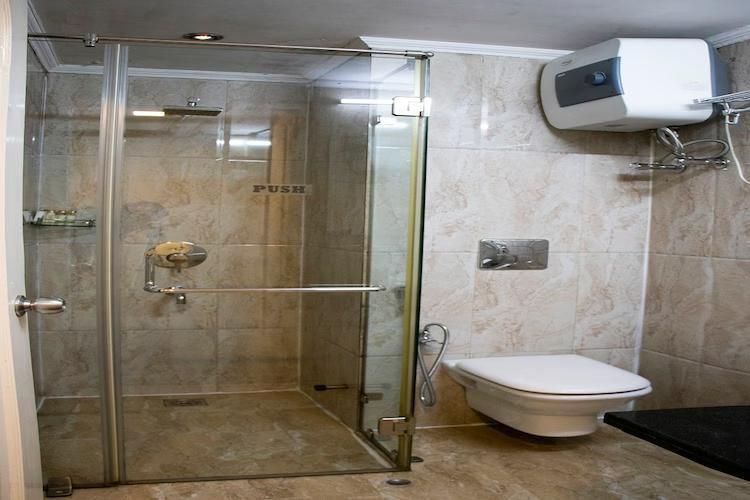 BOUTIQUE QUAD AC WITHOUT WINDOW (KING BED + 1 QUEEN BED)