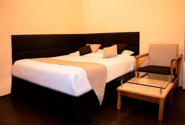 BOUTIQUE QUAD AC WITHOUT WINDOW (KING BED + 1 QUEEN BED)