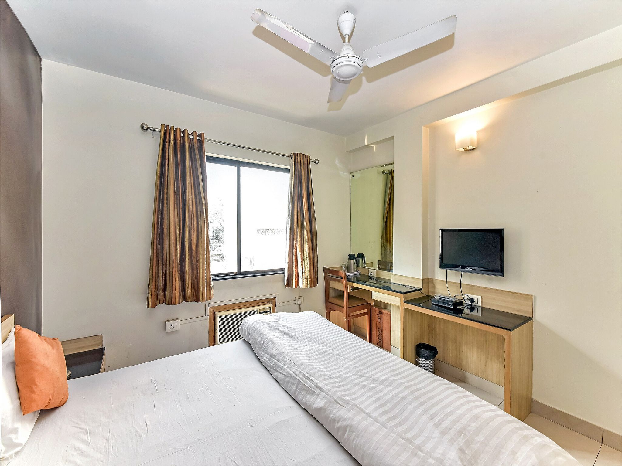 Hotel Mayuri Deluxe Room - Double Occupancy 5
