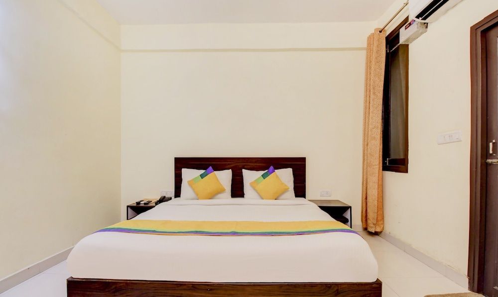 Itsy Hotels Royal Monarch Standard Double Room 17