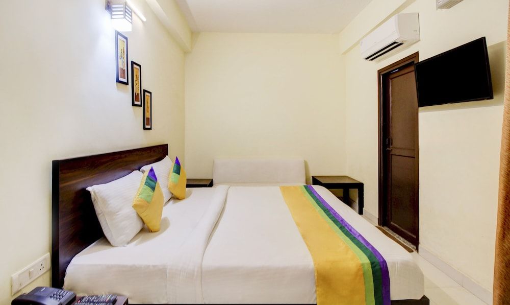 Itsy Hotels Royal Monarch Standard Double Room 6