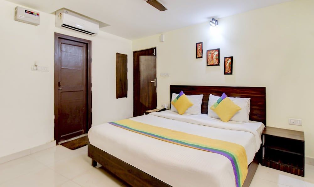 Itsy Hotels Royal Monarch Standard Double Room 3