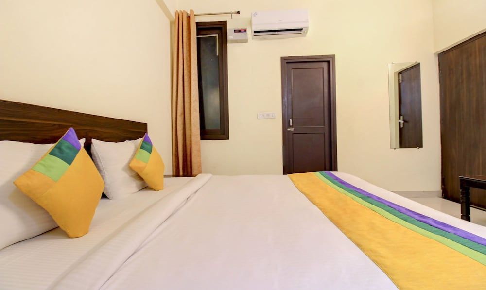 Itsy Hotels Royal Monarch Standard Double Room 8