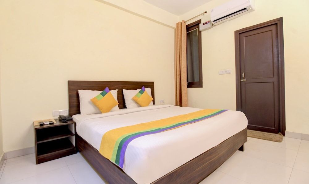 Itsy Hotels Royal Monarch Standard Double Room 7