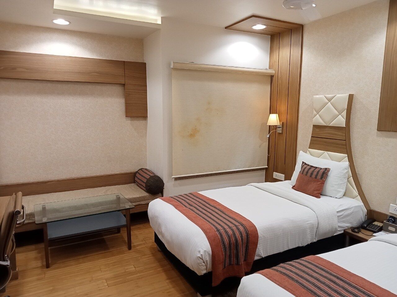 EXECUTIVE ROOM