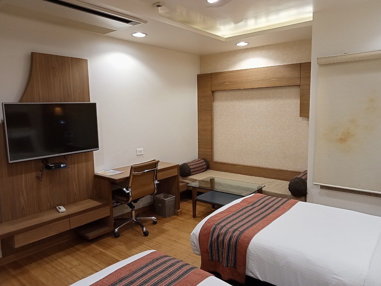 EXECUTIVE ROOM
