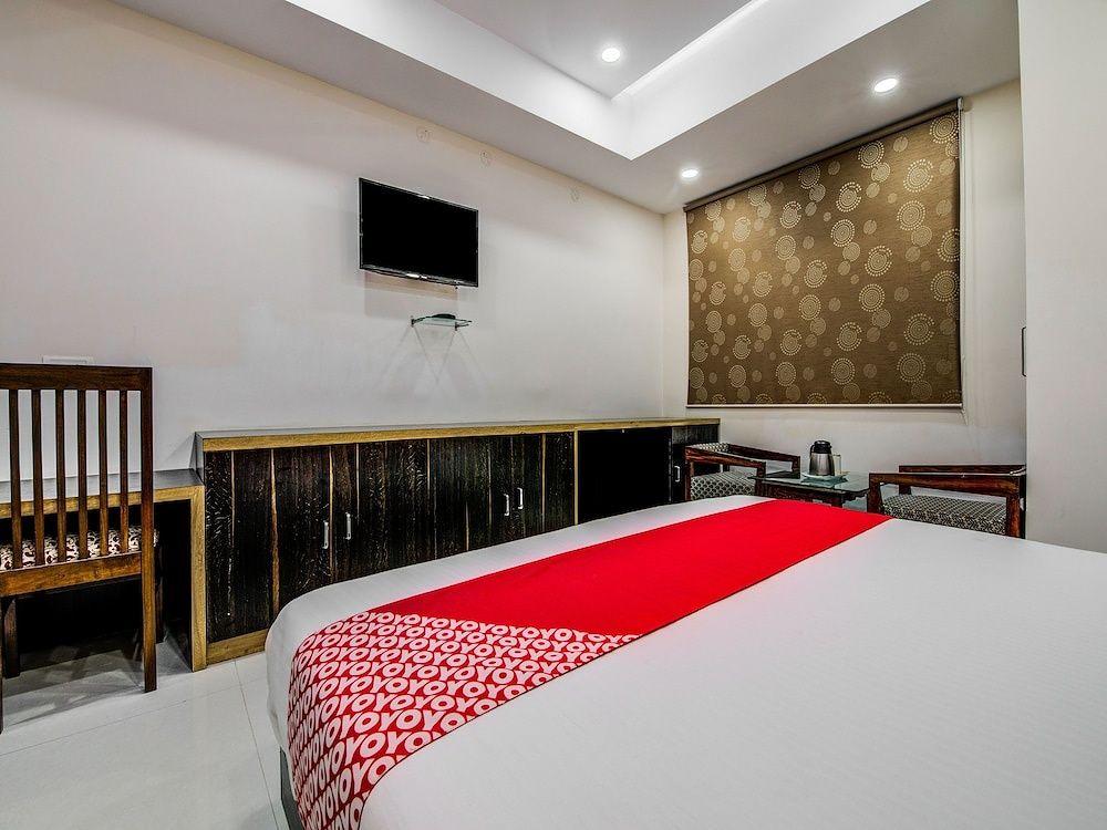 OYO 18542 Petals Inn Double Room, 1 Queen Bed 5