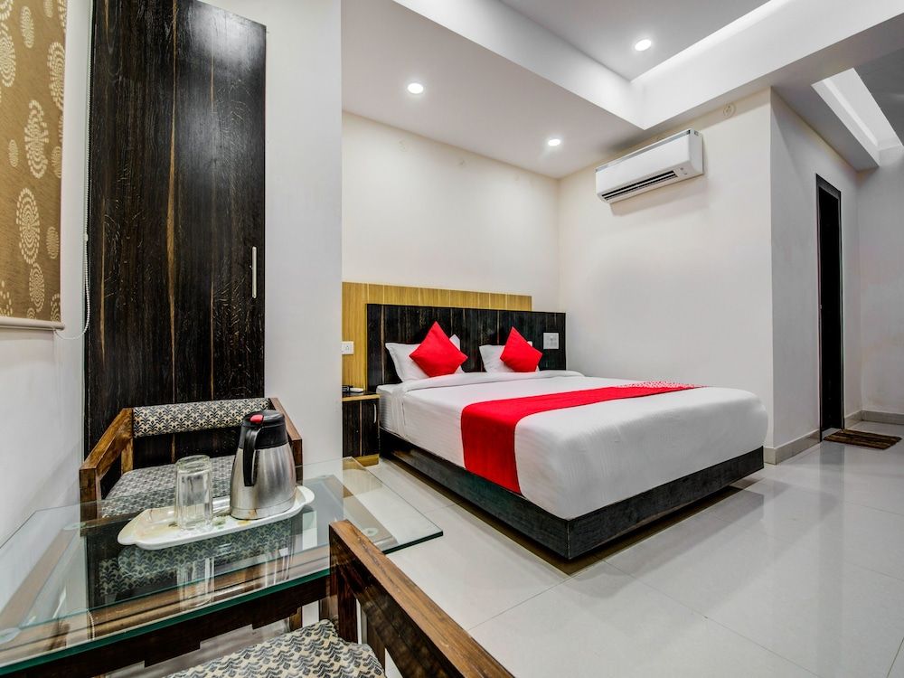 OYO 18542 Petals Inn Double Room, 1 Queen Bed