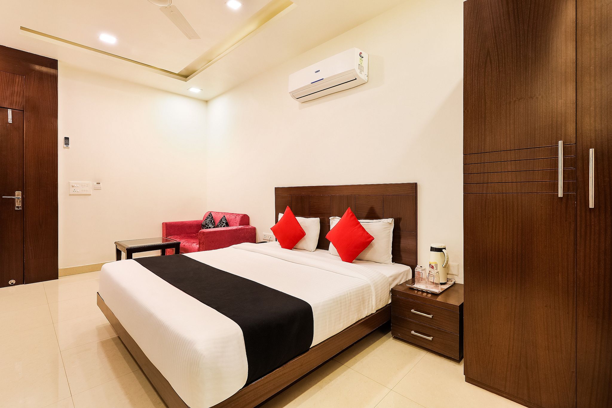 Super Townhouse Lalghati Near Airport Classic