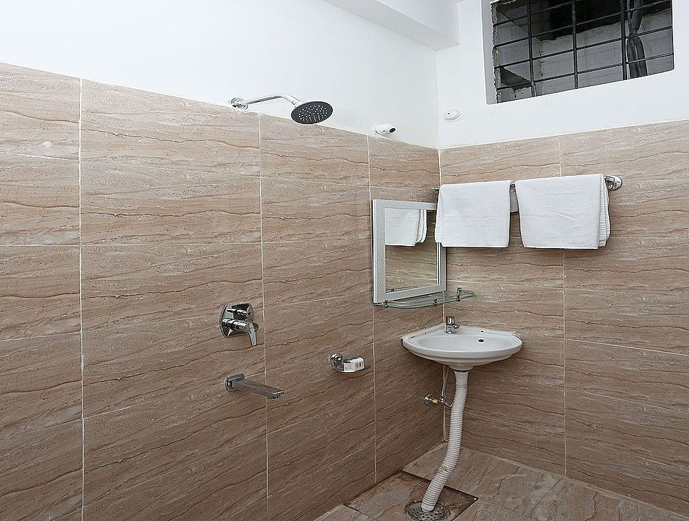 OYO 10718 White Oak Hotel Double or Twin Room 5