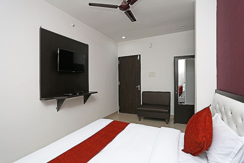OYO 10718 White Oak Hotel Double or Twin Room 3