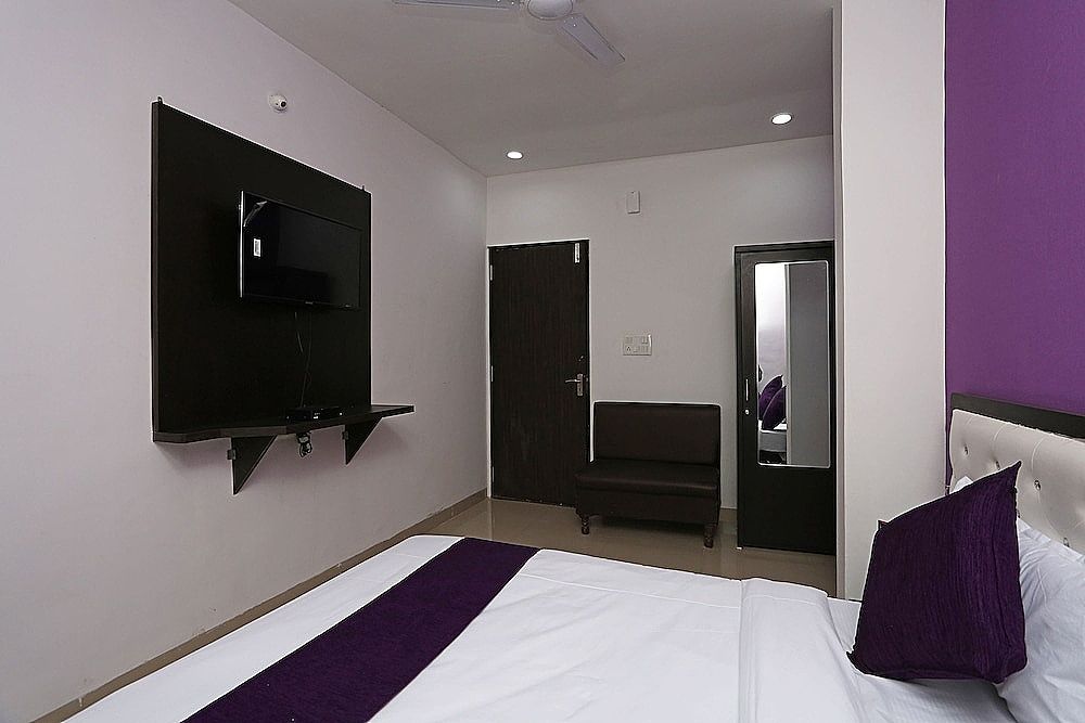 undefined OYO 10718 White Oak Hotel 9