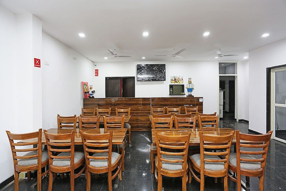 undefined OYO 10718 White Oak Hotel 5