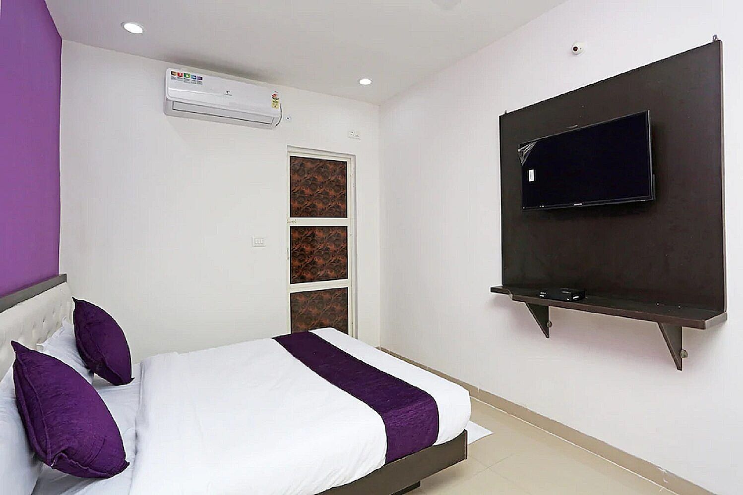 undefined OYO 10718 White Oak Hotel 10