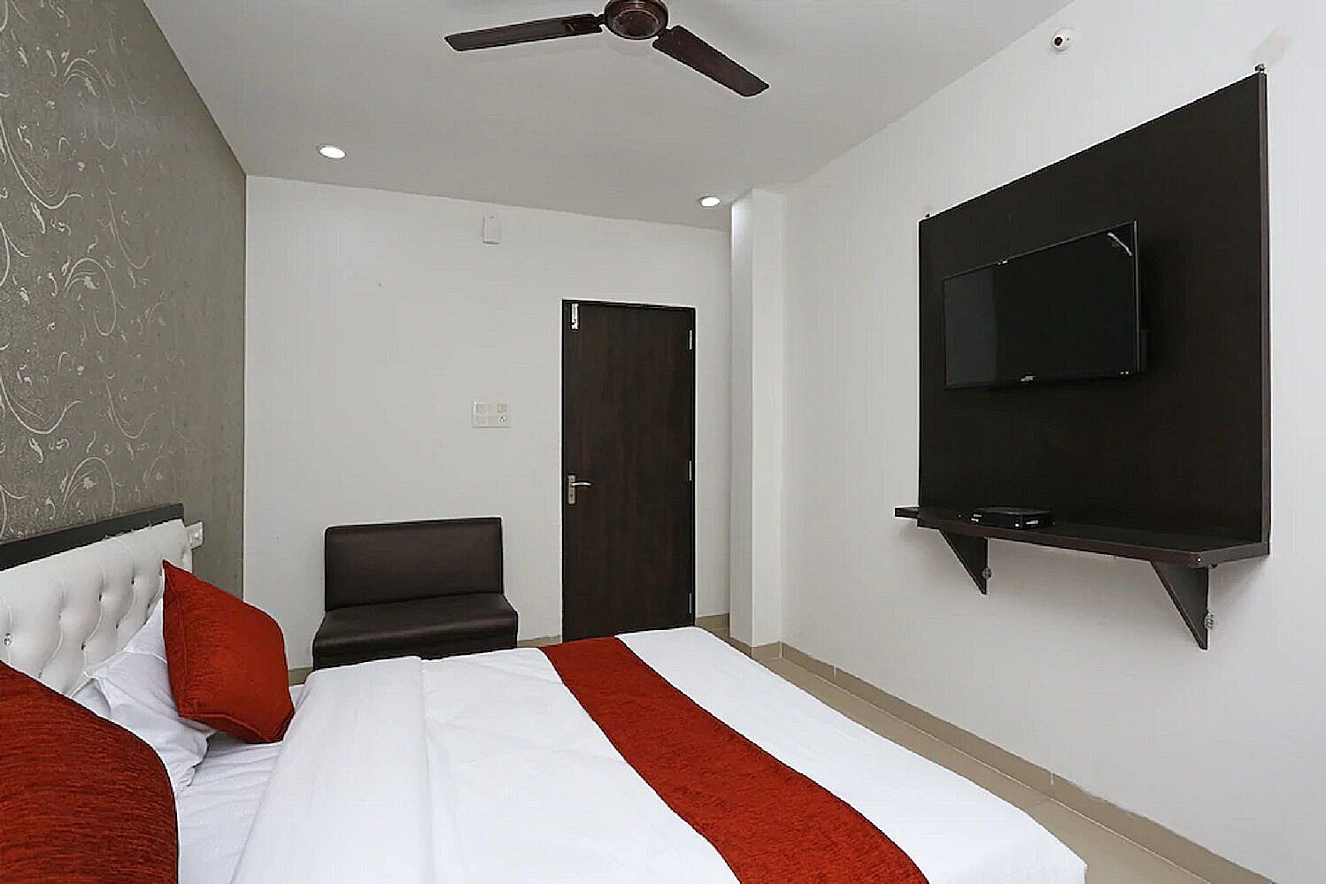 undefined OYO 10718 White Oak Hotel 8