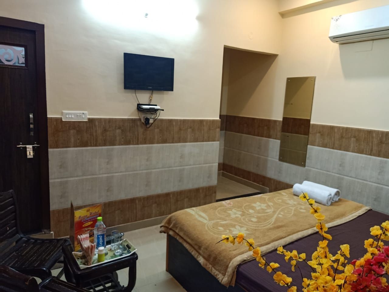 Maan Hotel And Restaurant Standard AC Room 2