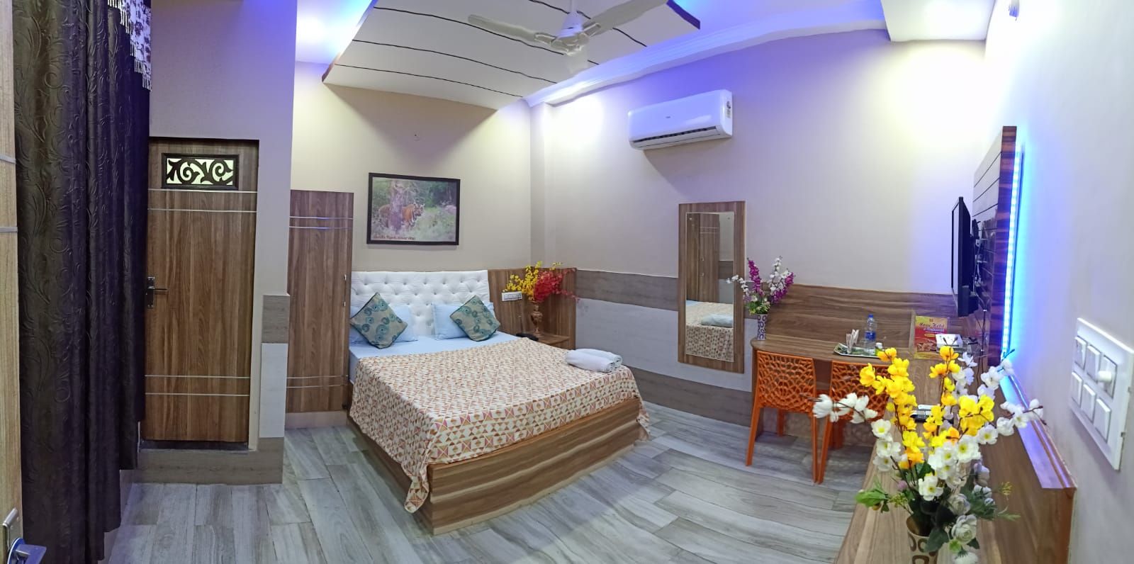 Maan Hotel And Restaurant Standard AC Room 4