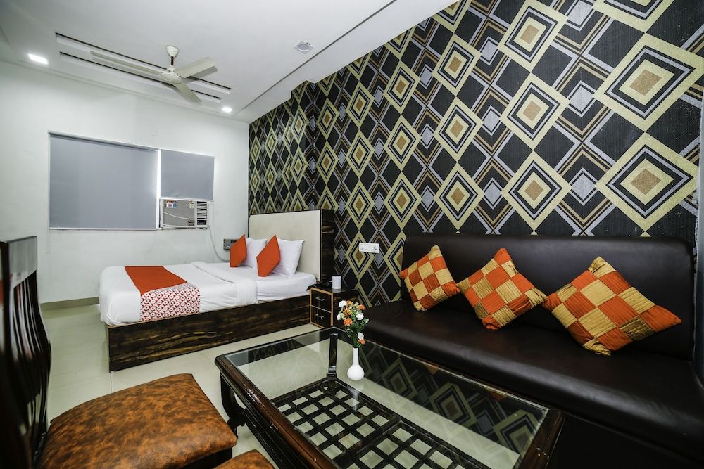 OYO 29773 C P Palace Deluxe Double or Twin Room 3