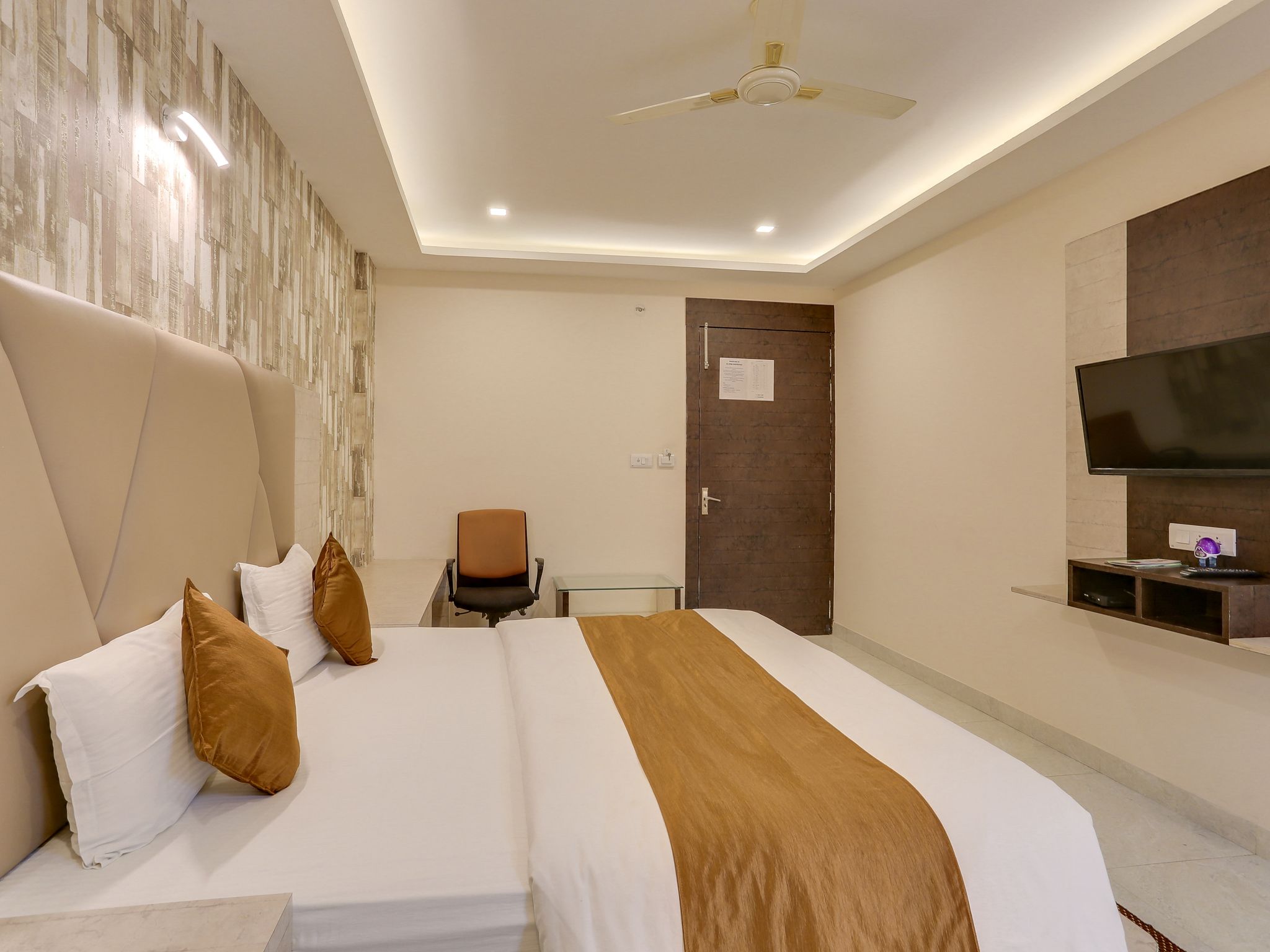 Hotel K3 Club Residency Executive AC Room with Work Desk 6