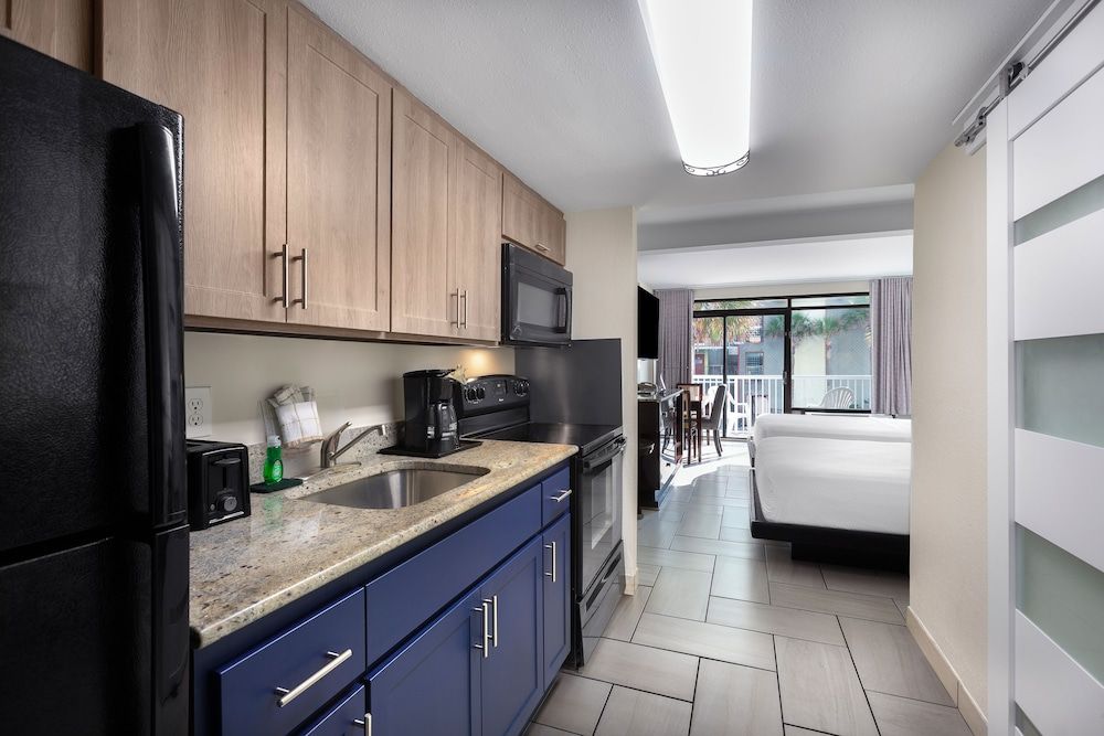 Captain's Quarters Resort Suite, Oceanfront 5