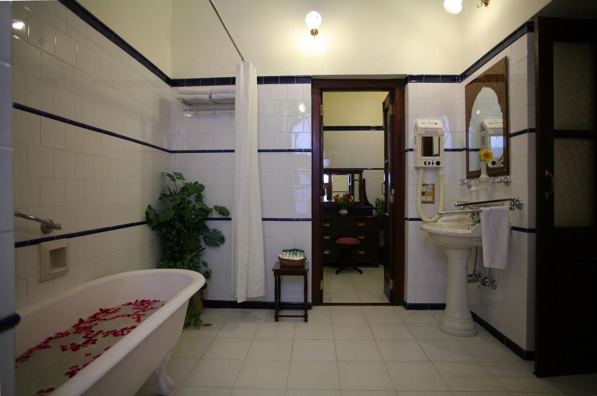 Deluxe Room with bathtub