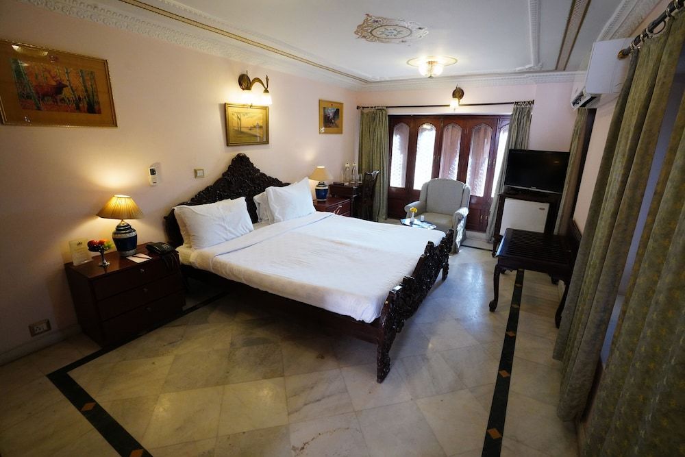 The Laxmi Niwas Palace Deluxe Room 2
