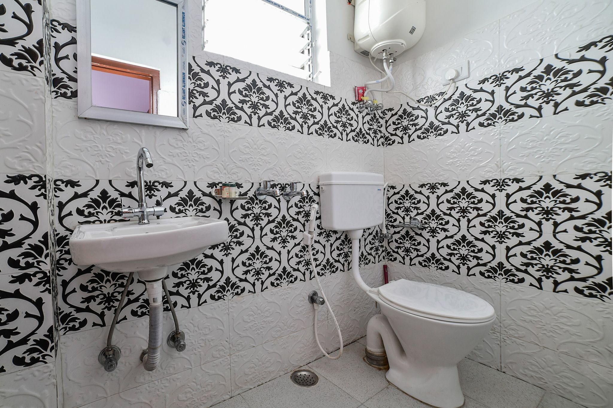 OYO Flagship 13580 The Queenz Classic Triple Room 6