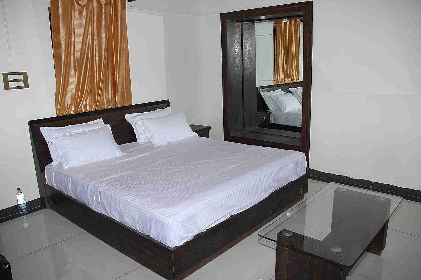 Hotel Sukoon Deluxe Room 8