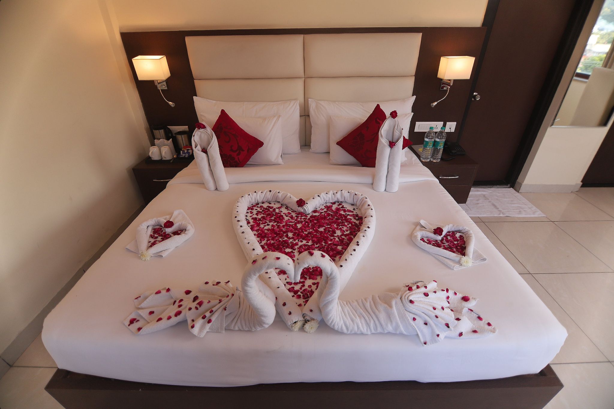 Honeymoon Suite Double Bed Ganga View