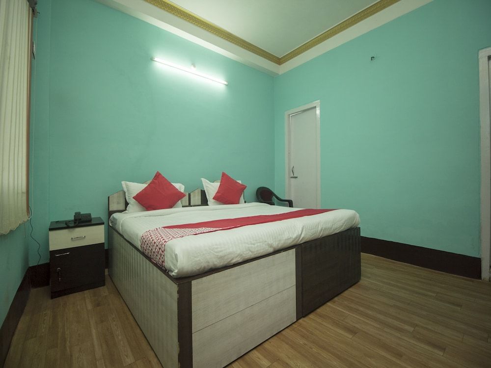 OYO 17215 Garg Residency Deluxe Double or Twin Room, 1 Queen Bed 2