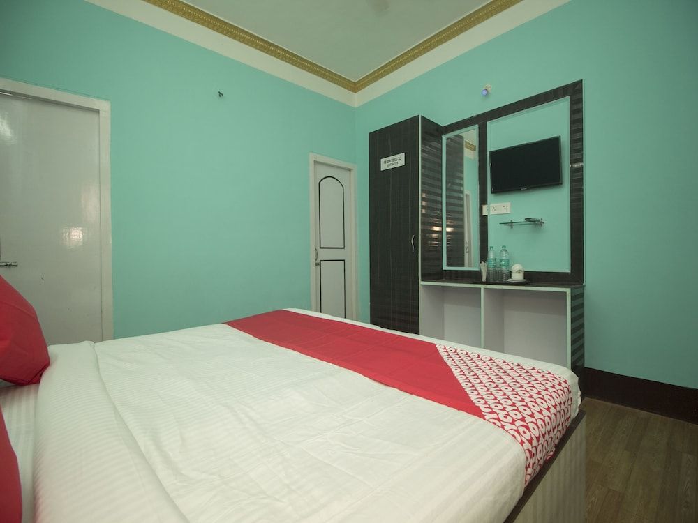 OYO 17215 Garg Residency Deluxe Double or Twin Room, 1 Queen Bed 3