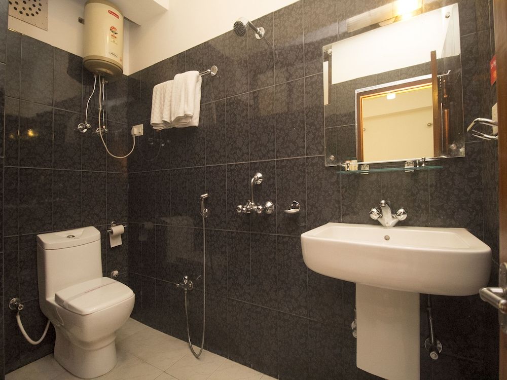 OYO 17215 Garg Residency Deluxe Double or Twin Room, 1 Queen Bed 5