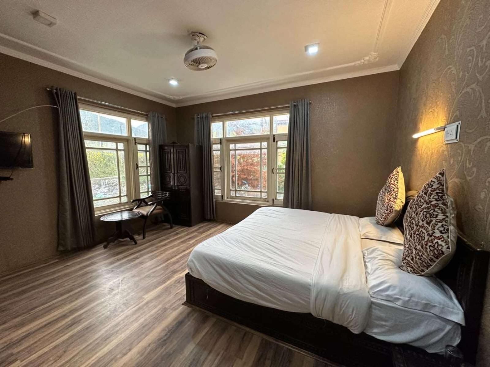 Deluxe - 1 King Bed