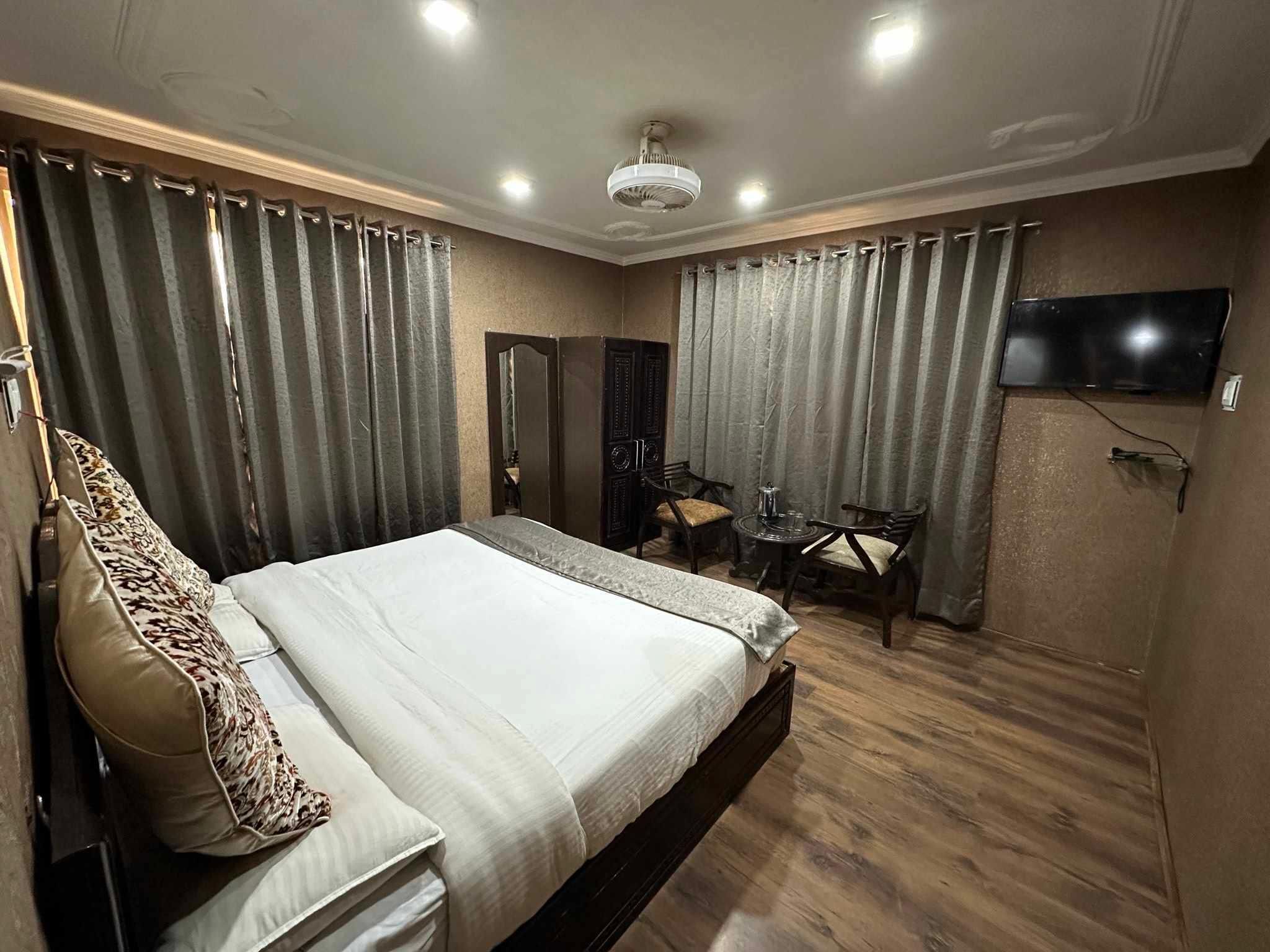 Deluxe - 1 King Bed